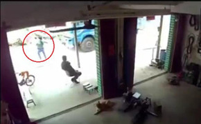 Mẹ liều mình lao sang đường cứu con, bị xe tải tông thảm khốc