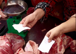 Người Sài Gòn rồng rắn xếp hàng lấy phiếu mua thịt heo
