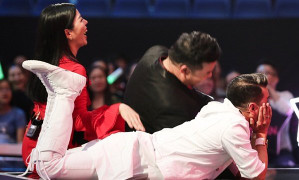 Trực tiếp Thần tượng Bolero 2017 tập 14: Đàm Vĩnh Hưng nằm dài trên sân khấu