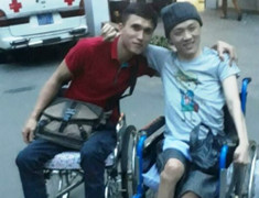 Đôi bạn kẻ liệt 2 chân người liệt tứ chi đưa nhau xuất viện