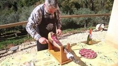 Đại gia chi hơn 102 triệu đồng ăn giăm bông đắt nhất hành tinh