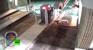 Liều lĩnh lái máy xúc đi cướp tiền từ ATM