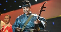 Nguyên Khang mặc kimono chơi nhạc cụ dân tộc