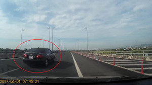 Ô tô nghênh ngang đi giật lùi trên cao tốc Hà Nội - Ninh Bình