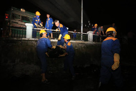 Video: Trắng đêm vớt hàng tấn cá chết nổi trắng ở hồ Hoàng Cầu