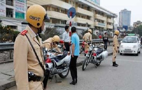 Bị tước giấy phép lái xe có thể nộp phạt qua bưu điện không?