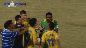 Ngoại binh chửi nhau bằng tiếng Việt bị thẻ đỏ, HLV Cần Thơ bức xúc với trọng tài