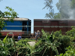 Đang chạy, tàu hỏa bỗng bốc cháy ngùn ngụt