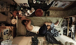 Video: Cảnh sống trong những căn nhà vài m2, cả đời đi nghiêng người giữa thành phố xa hoa