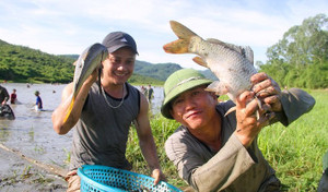 Hàng trăm người hò reo, đội nắng lội xuống đầm bắt cá
