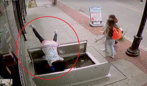 Mải nhắn tin, 'lướt phây', ngã dúi dụi xuống cống