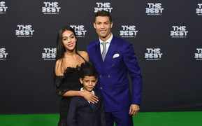 Ronaldo lại có con nhờ mang thai hộ?
