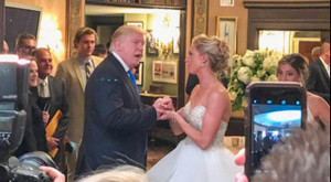 Đột ngột xuất hiện trong đám cưới, Tổng thống Trump làm đám đông phấn khích