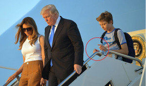 Quý tử nhà Trump say sưa với món đồ chơi gây sốt toàn thế giới