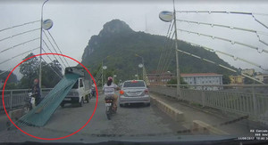 Xe tải đánh rơi tấm tôn sắc như dao, người đi đường thoát chết trong gang tấc