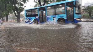 Video, ảnh: Hà Nội mưa xối xả, hàng loạt tuyến phố ngập sâu