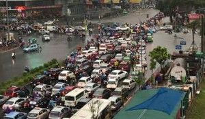 Ảnh: Hà Nội ngập tứ phía, xe cộ ùn tắc kéo dài
