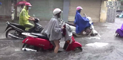 Video: Sấm nổ vang trời, người Hà Nội bì bõm lội nước đi làm trong mưa lớn
