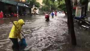 Hà Nội mưa xối xả, người và xe bì bõm lội trên phố ngập