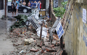 Mưa dông làm đổ tường trường học, 2 cậu cháu thương vong