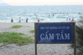 Mặc biển báo cấm, dân Đà Nẵng 'biến' khu vực nguy hiểm thành bãi tắm