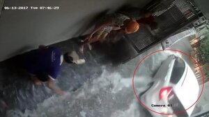 Ô tô lao ầm ầm trên đường ngập, hắt nước vào 4 người ngồi trú mưa khiến dân mạng bất bình