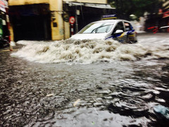 Vì sao Hà Nội mưa 40 phút đã ngập khắp ngả?