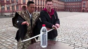 Video: Ớn lạnh cảnh đùa giỡn lưỡi kiếm Nhật siêu bén