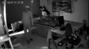 Video: Siêu trộm đi ô tô 'xịn', 'cuỗm' sạch tài sản trong cửa hàng điện thoại di động