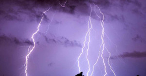 Đang ngồi uống bia, thanh niên bị sét đánh chết