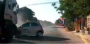 Ô tô bất cẩn rẽ làn không xi nhan, xe tải tông bay trên đường