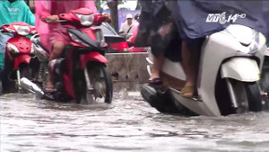 Tuyệt chiêu giúp xe không chết máy trên đường ngập ai cũng cần biết