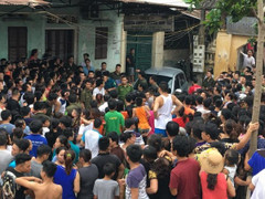 Video: Hàng nghìn người phẫn nộ quây nghi phạm sát hại bé trai 35 ngày tuổi tại hiện trường