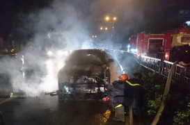 Xe Camry bốc cháy ngùn ngụt trên phố Hải Phòng