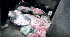 Đột nhập cơ sở sản xuất mỡ nước siêu bẩn, chứng kiến cảnh tượng kinh hoàng