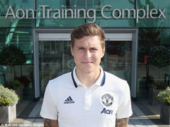 Manchester United chính thức ký hợp đồng với Lindelof