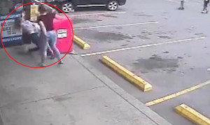 Tiếp chuyện người đàn ông lạ, bé gái 12 tuổi bị đánh ghen thô bạo