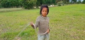 Lạnh sống lưng xem trẻ em tay không bắt rắn mưu sinh