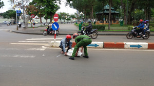 Chiến sĩ cảnh sát trẻ giúp dân sau vụ va chạm giao thông khiến người dân khen nức nở