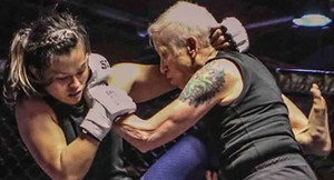 Video: Trận đấu MMA cực lạ giữa bà lão 68 tuổi với cô gái 24 tuổi