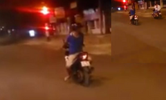 Video: Nam thanh niên vô học quay mặt phía sau điều khiển xe máy ở Đắk Lắk gây phẫn nộ