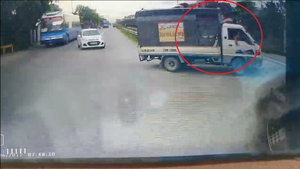 Cố lao qua đường ray trước mũi tàu hỏa, tài xế xe tải bị đuổi khỏi ghế lái