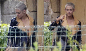 Kristen Stewart táo bạo khi chỉ mặc mỗi áo khoác để che vòng 1