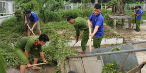 Sinh viên Học viện Cảnh sát hăng hái dọn vệ sinh ngõ xóm giúp người dân Hưng Yên