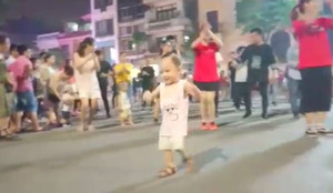 Bé để tóc 3 chỏm quậy tung phố đi bộ Hồ Gươm với màn flash-mob náo nhiệt