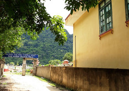 Phụ huynh lo sợ khi trường mầm non, trạm y tế nằm cạnh hàng trăm ngôi mộ