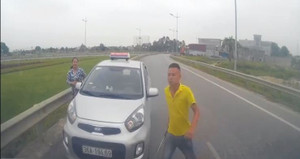 Video: Tài xế taxi vung tuýp sắt đòi đánh nhau khi bị chặn đầu