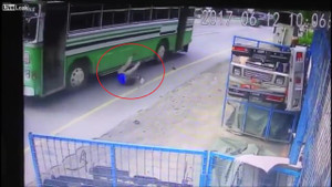 Vội vàng xuống xe buýt, nam thanh niên suýt bị cán chết