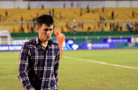 Chủ tịch Công Vinh ra tận khán đài chắp tay xin lỗi khán giả