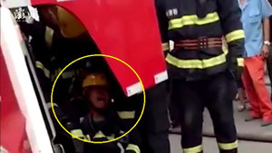 Không cứu được vợ khỏi đám cháy, lính cứu hỏa gào khóc thảm thiết